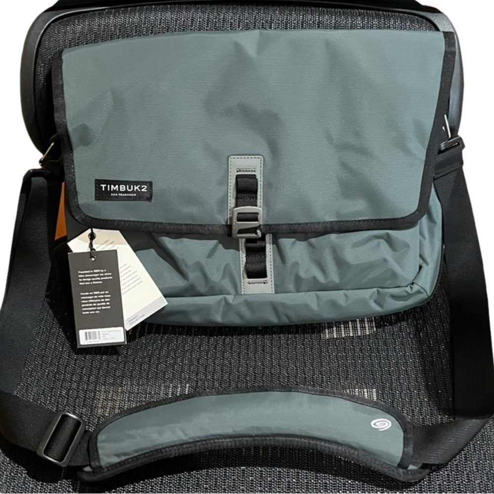 NEW!!! Timbuk2 Transit Briefcase - NWT
*ACTUAL COLOR IN FIRST PICTURE!!!